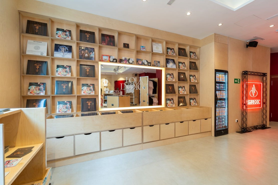 portrait image: A VINYL WALKING TOUR FROM UMUSIC HOTEL MADRID