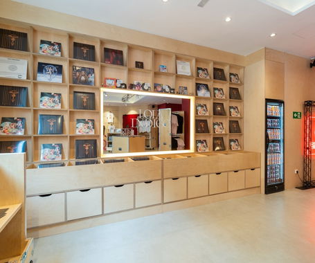 A VINYL WALKING TOUR FROM UMUSIC HOTEL MADRID