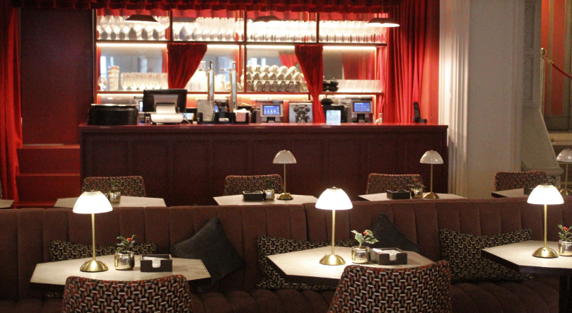 portrait image: DESCUBRE LA EXPERIENCIA DEL UMUSIC PIANO BAR