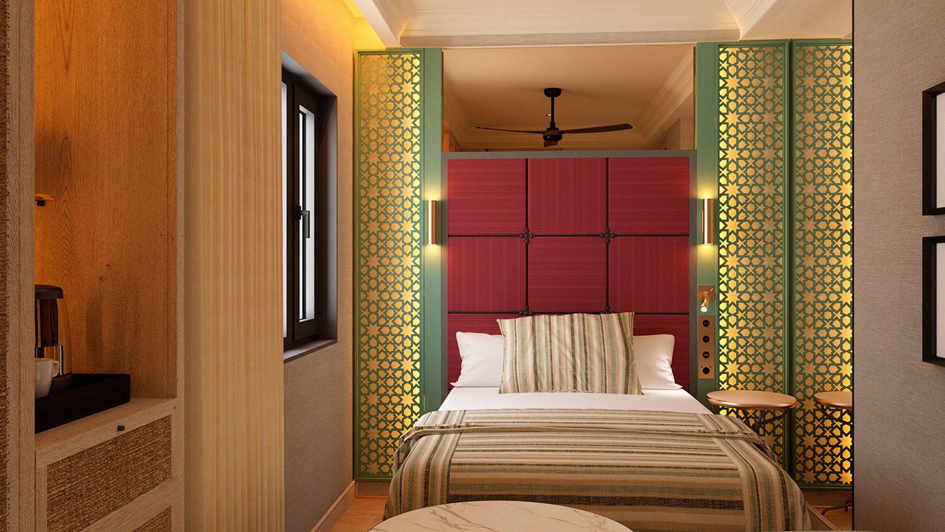 Habitación con cama de cabecero acolchado granate, celosías caladas doradas iluminadas y colcha de rayas