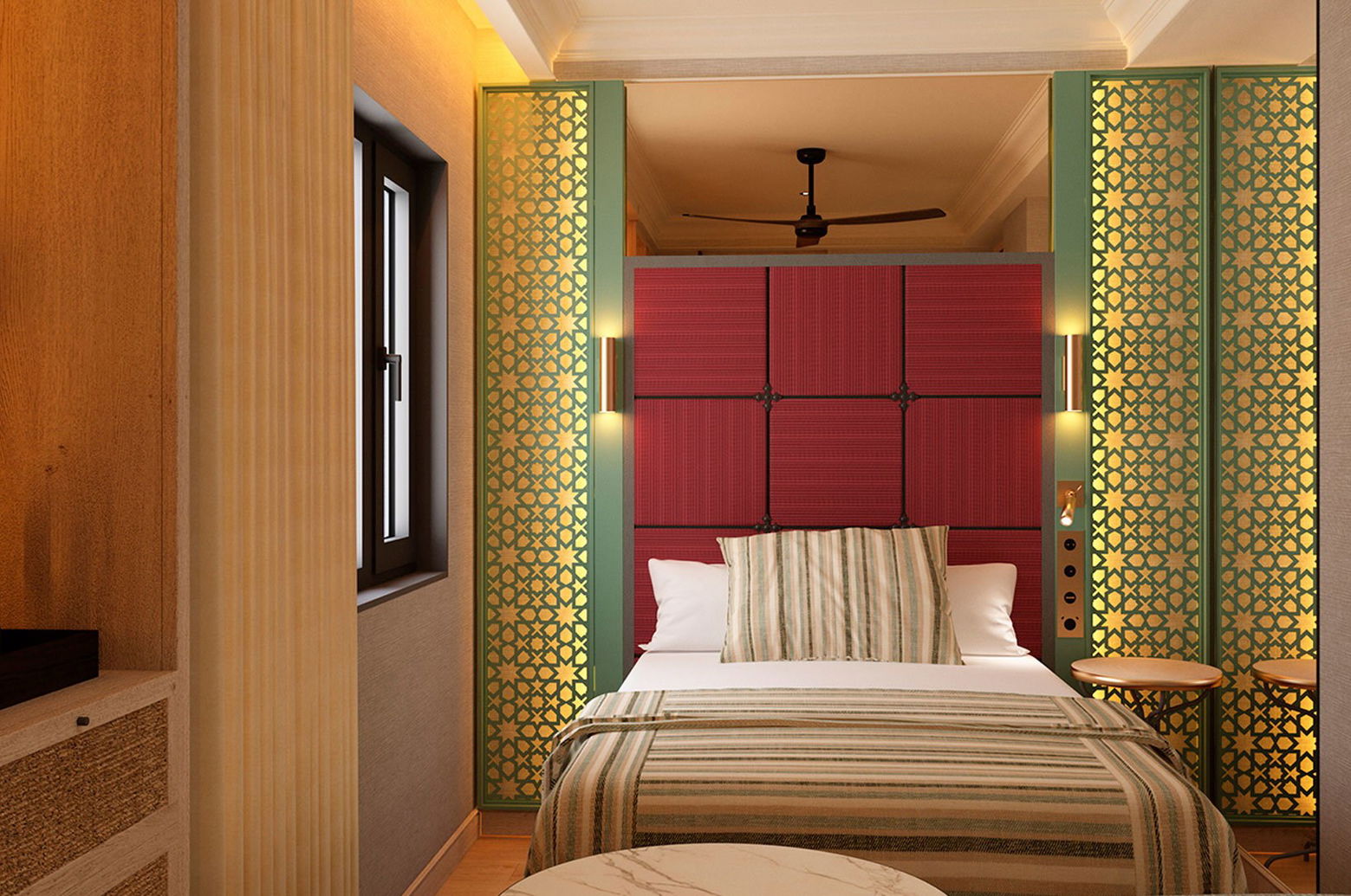 Habitación con cama de cabecero acolchado granate, celosías caladas doradas iluminadas y colcha de rayas