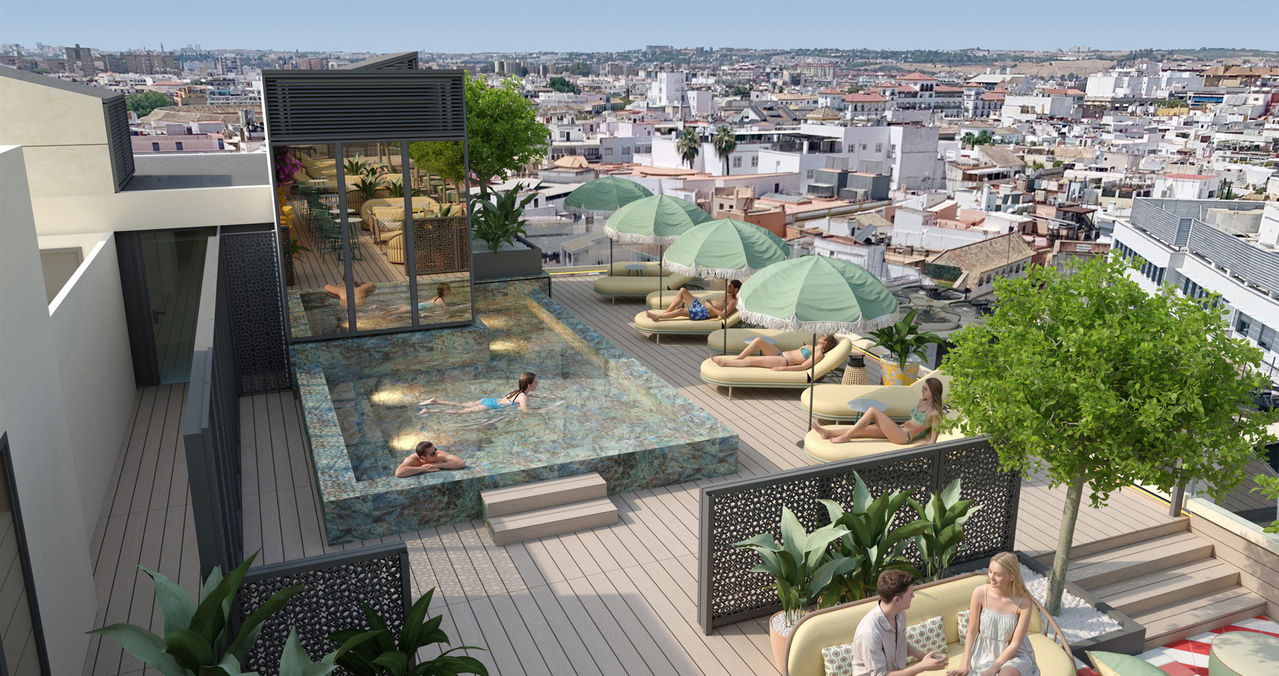 Piscina de la azotea de día con sombrillas, tumbonas y vistas al centro histórico de Sevilla