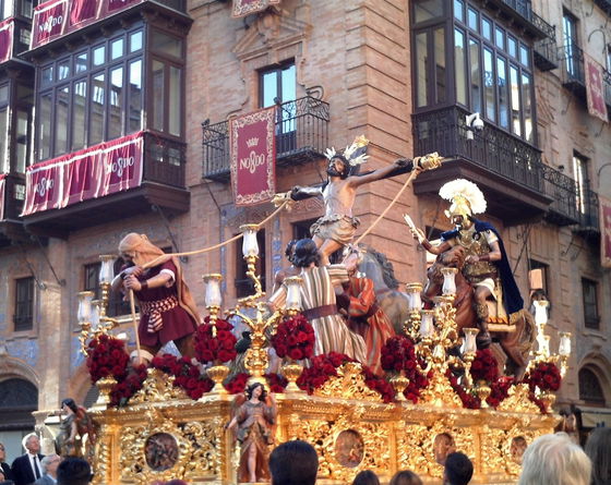 Paso del Cristo de la Exaltación en procesión por una calle del centro de Sevilla
