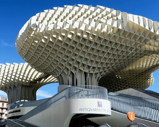 Estructura ondulada de madera del Metropol Parasol (Las Setas) de Sevilla vista desde abajo