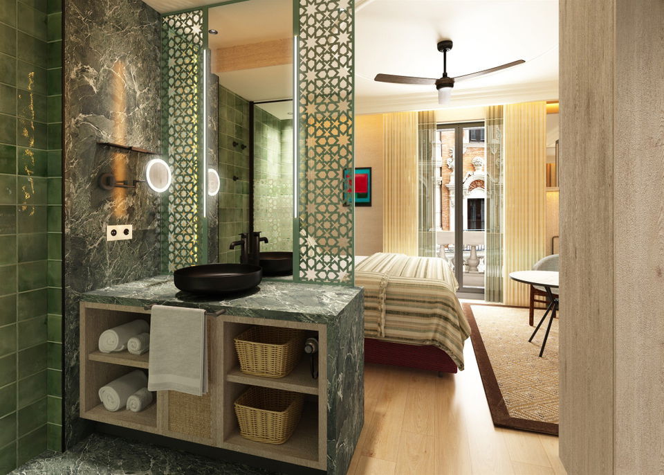 Habitación con mampara de mosaico verde entre el dormitorio y el baño, ventilador de techo