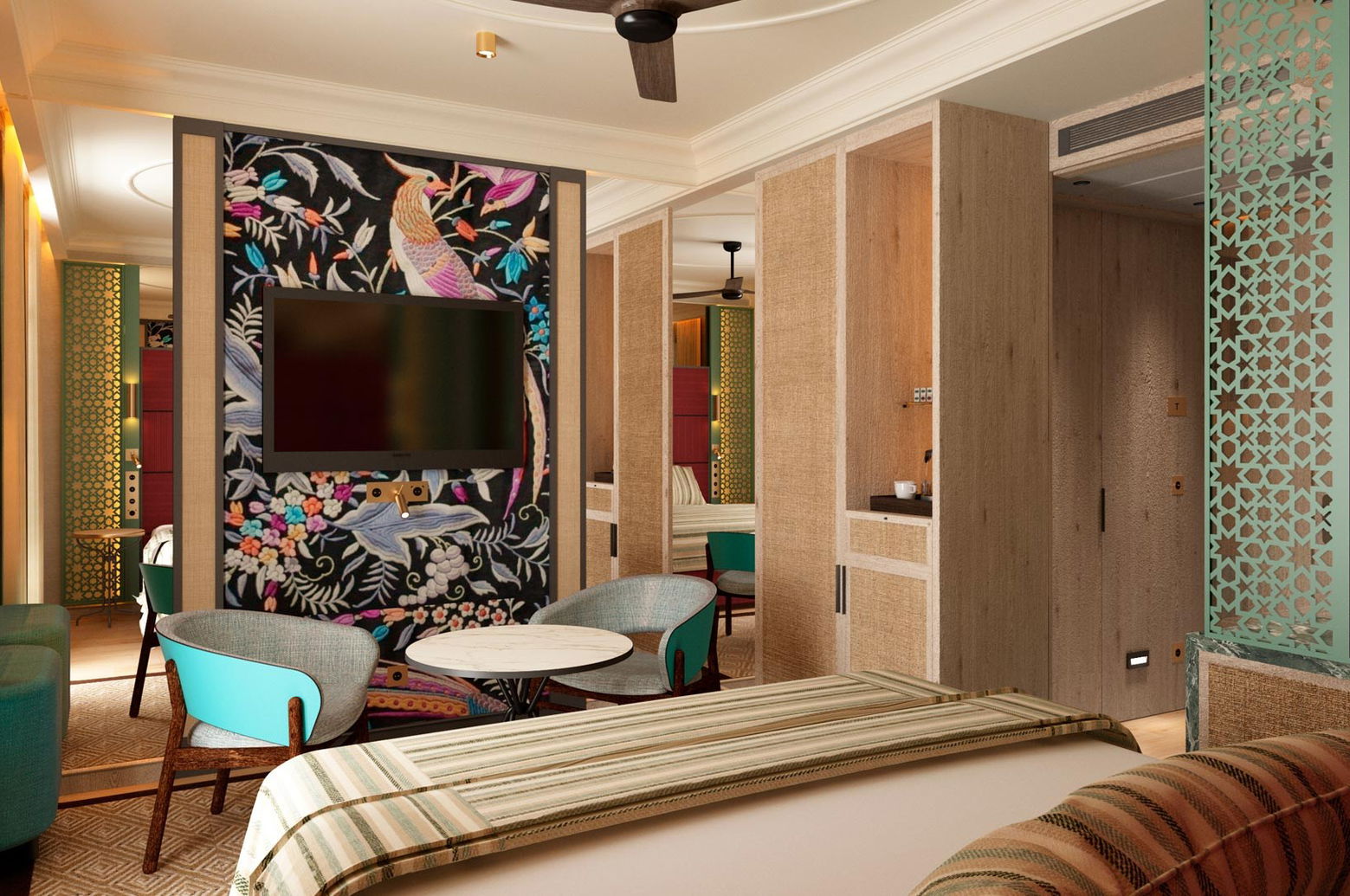 Cama de matrimonio frente a un panel con aves y flores, televisor, butacas turquesa y mesa de mármol