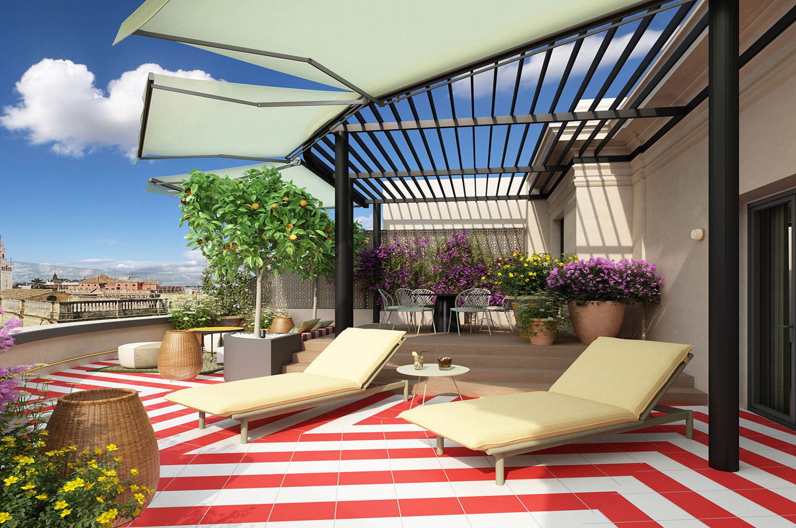 Terraza privada con dos hamacas sobre suelo de rayas rojas y blancas, pérgola con toldos, naranjo en maceta y la Giralda al fondo