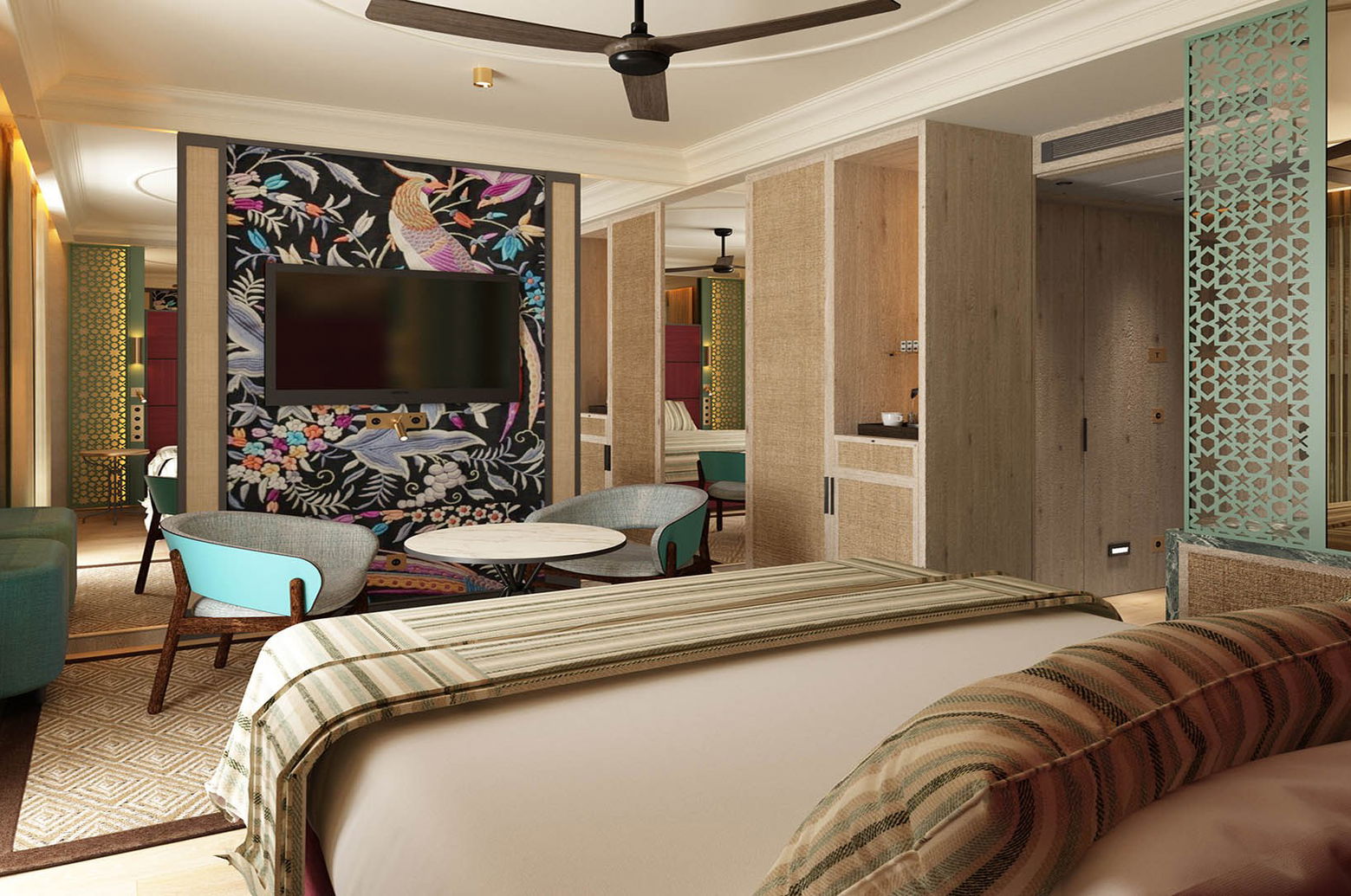 Dormitorio con cama vestida en rayas y, al fondo, zona de estar con butacas turquesa y panel de papel pintado floral con un ave