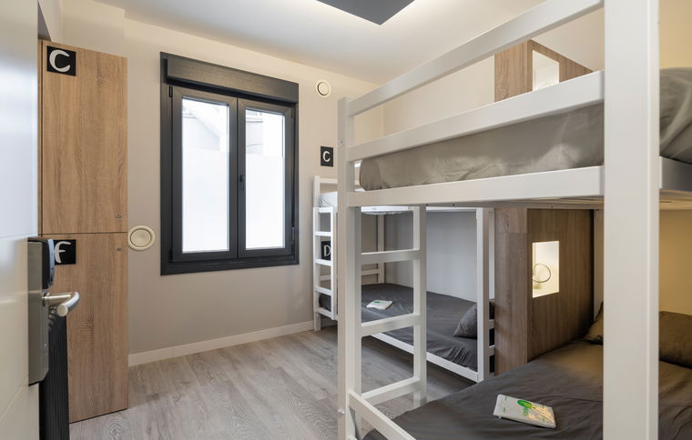 Room Cama en habitación compartida de 6 camas image