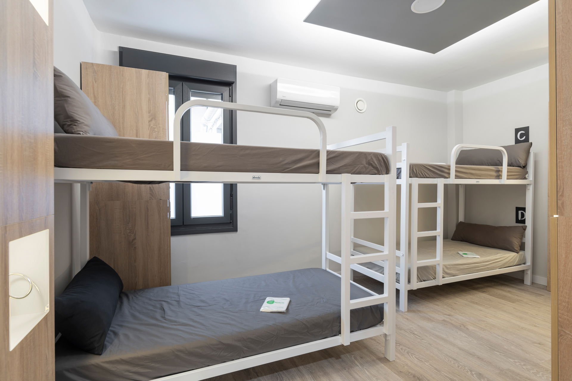 Room Cama en habitación compartida de 6 camas image