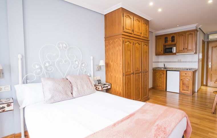 Room Estudio Económico image