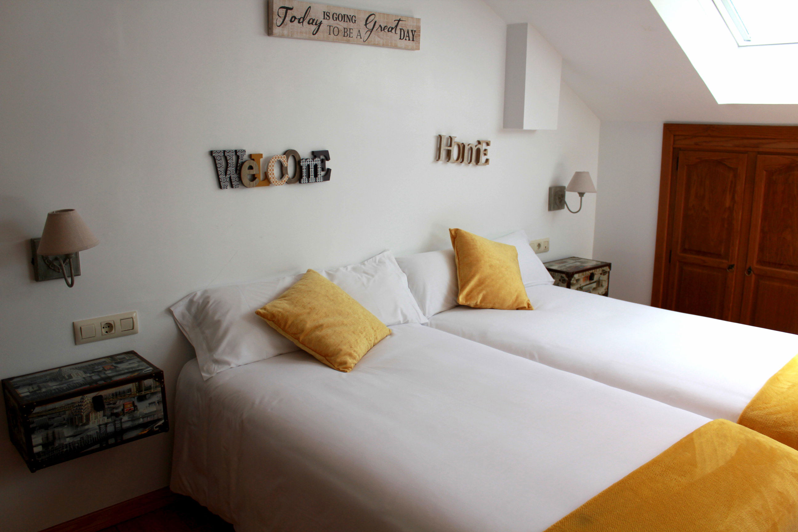 Room Estudio Económico image