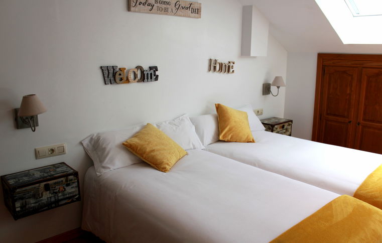 Room Estudio Económico image