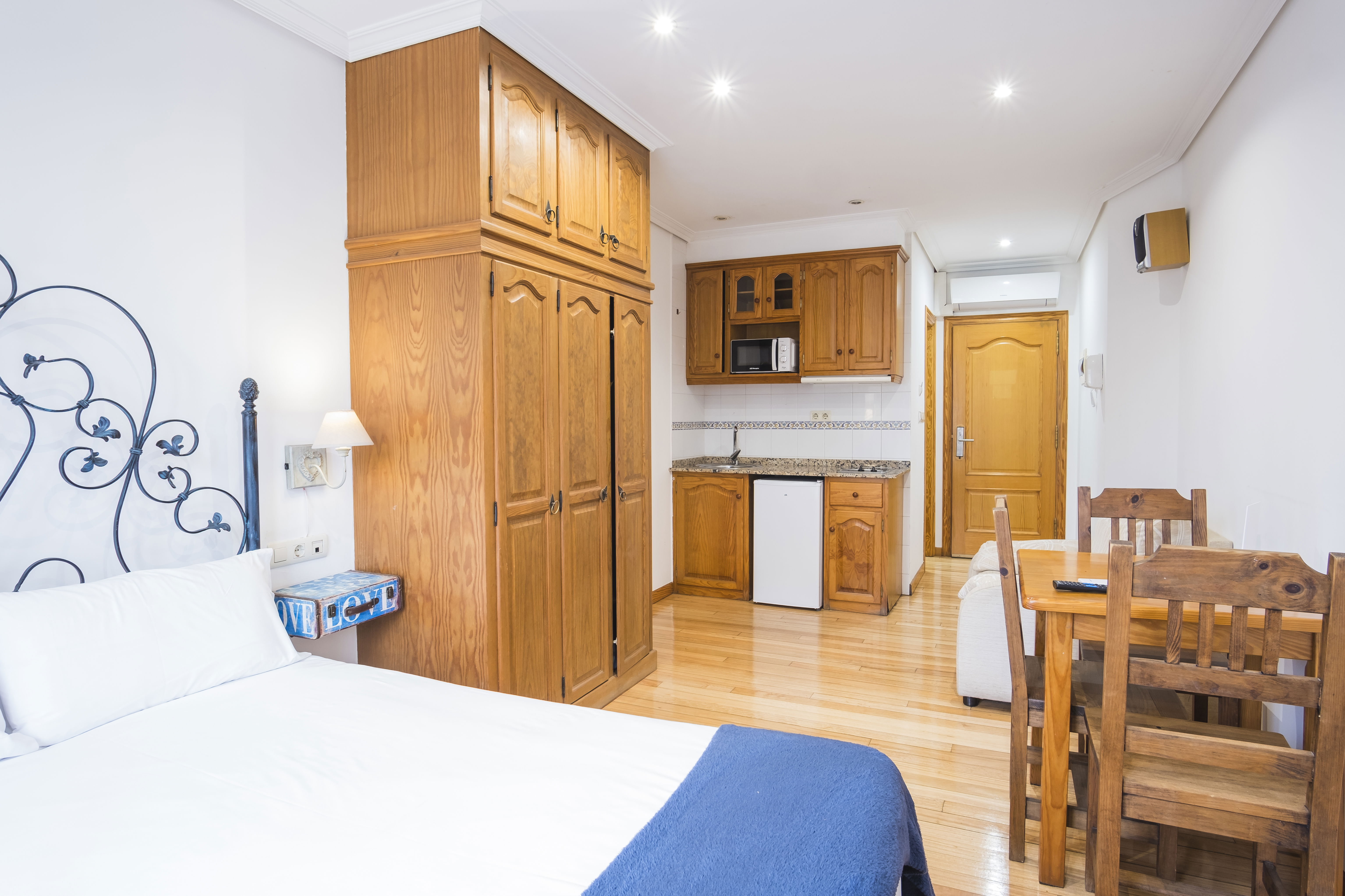 Room Estudio Económico image