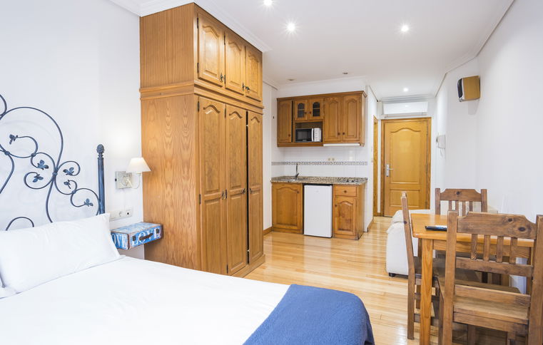 Room Estudio Económico image