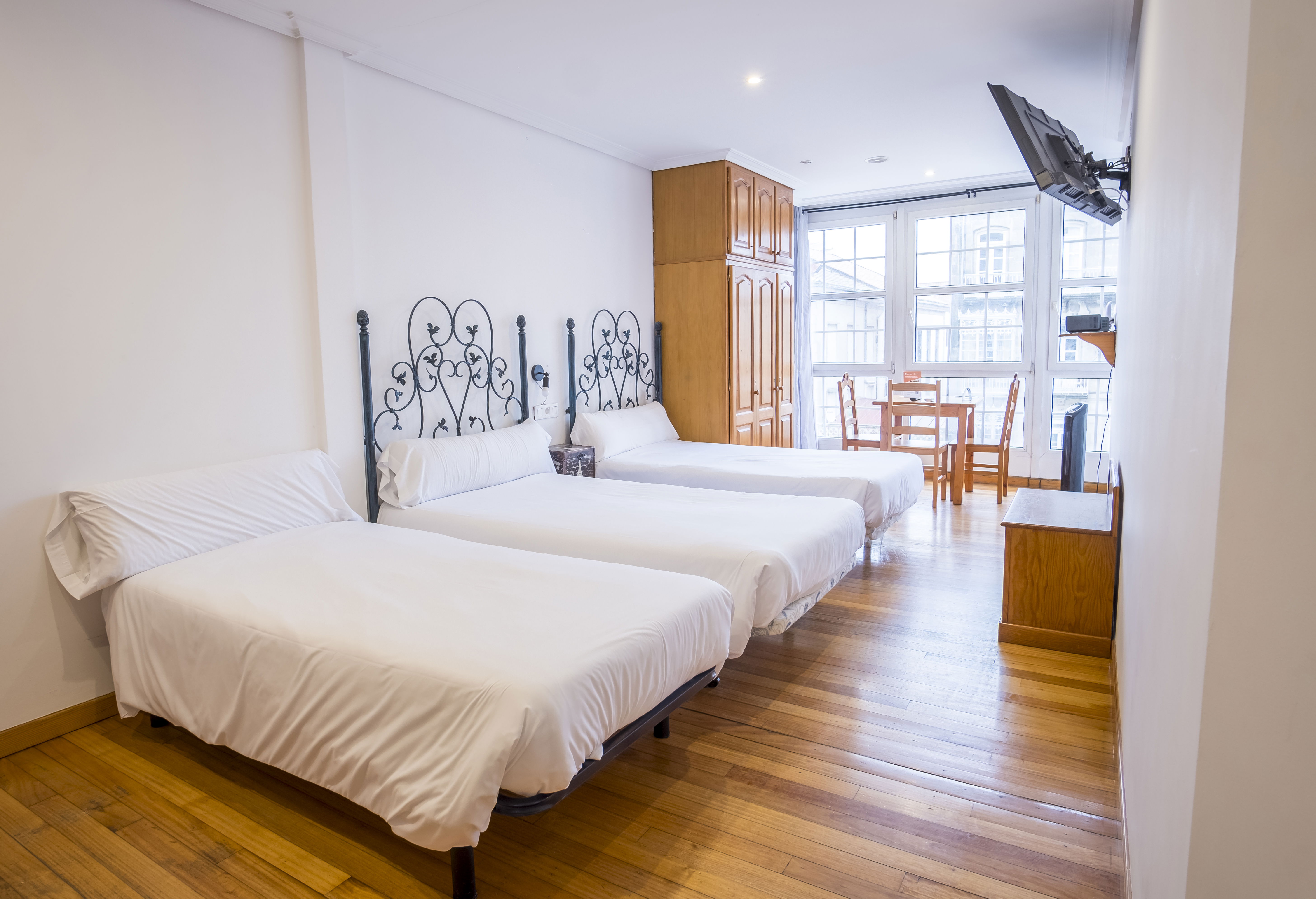 Room Estudio Económico image