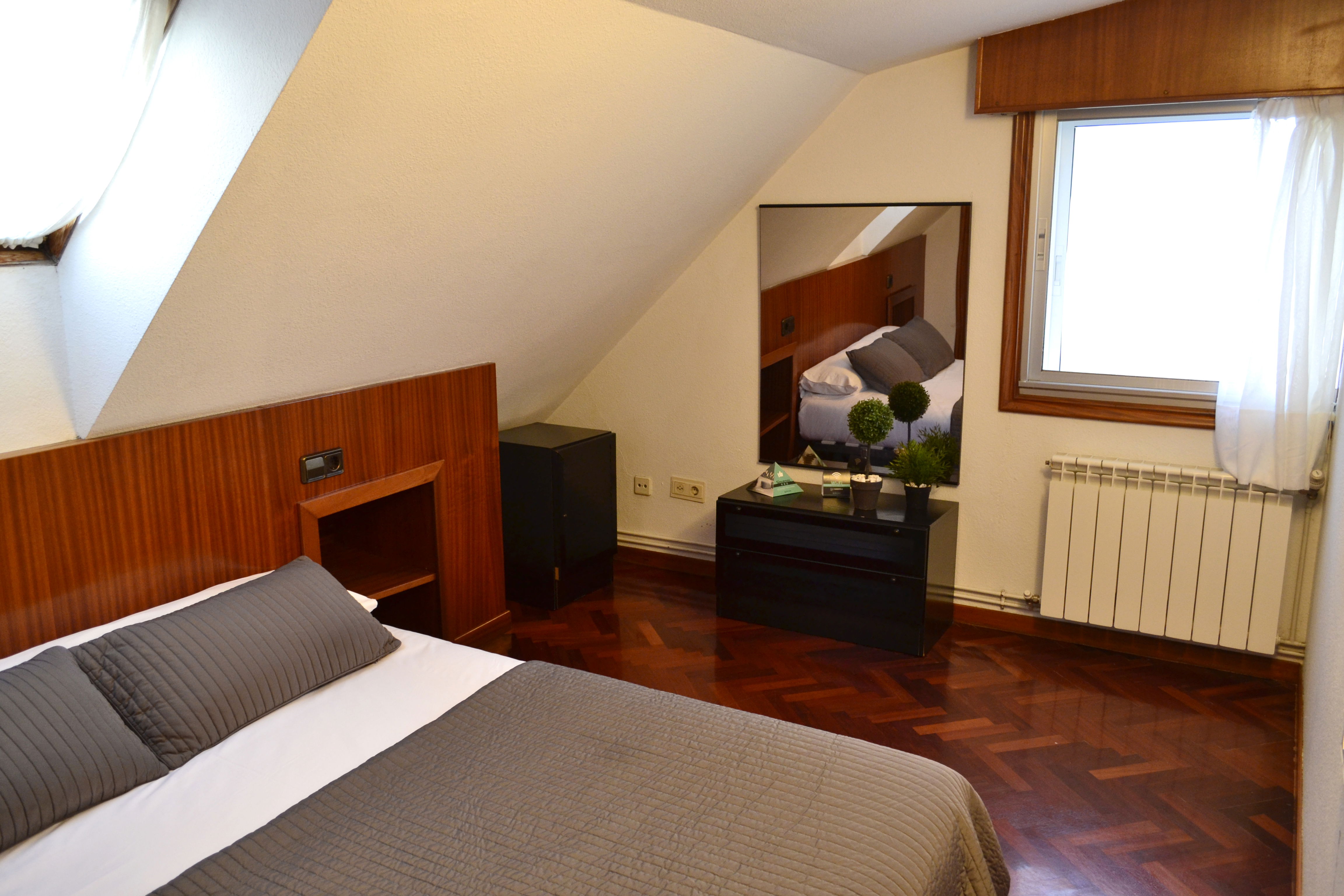 Room Estudio Económico image