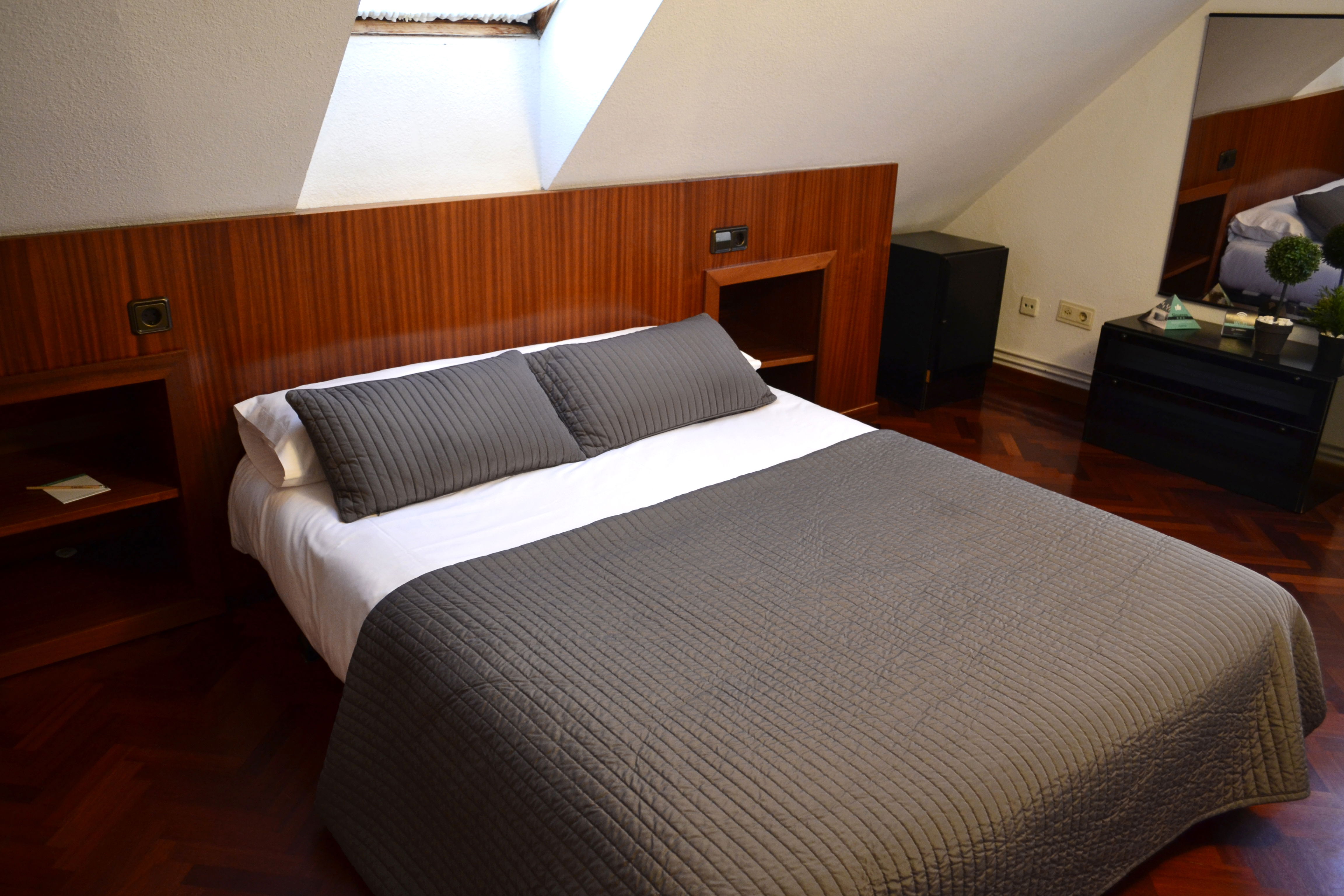 Room Estudio Económico image