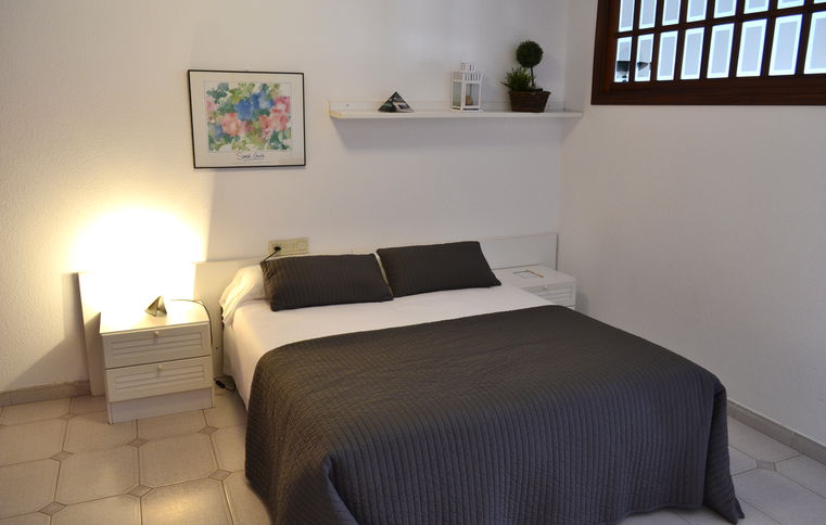 Room Estudio Económico image